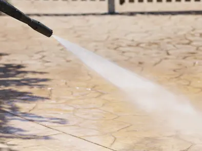 Purificando el hormigón estampado con agua a alta presión